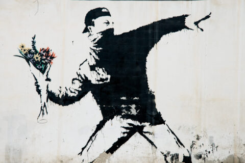 Un mural del artista Banksy cubre una pared en el pueblo de Beit Sahour, en Cisjordania, el 18 de junio de 2014.