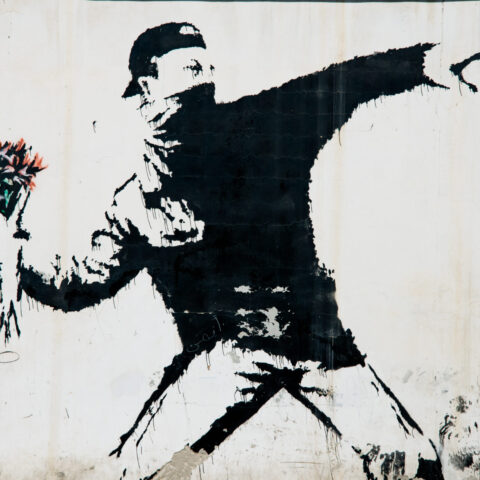Un mural del artista Banksy cubre una pared en el pueblo de Beit Sahour, en Cisjordania, el 18 de junio de 2014.