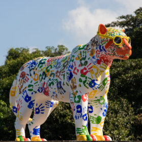 arte acessível com uma escultura de onça tátil na jaguar parade rio 2024