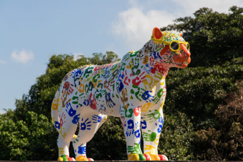 arte acessível com uma escultura de onça tátil na jaguar parade rio 2024