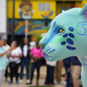 onça jaguar água, da jaguar parade em sua parada em cáli, na colô,bia, durante a cop 16.