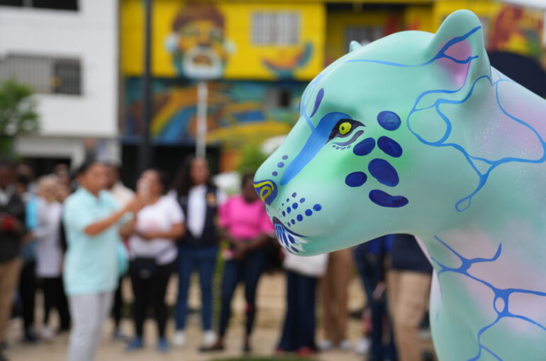 onça jaguar água, da jaguar parade em sua parada em cáli, na colô,bia, durante a cop 16.