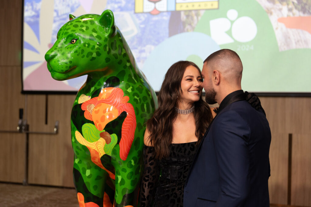 Paolla Oliveira e Diogo Nogueira ao lado da escultura da Jaguar Parade Rio 2024 apadrinhada e arrematada por eles. 