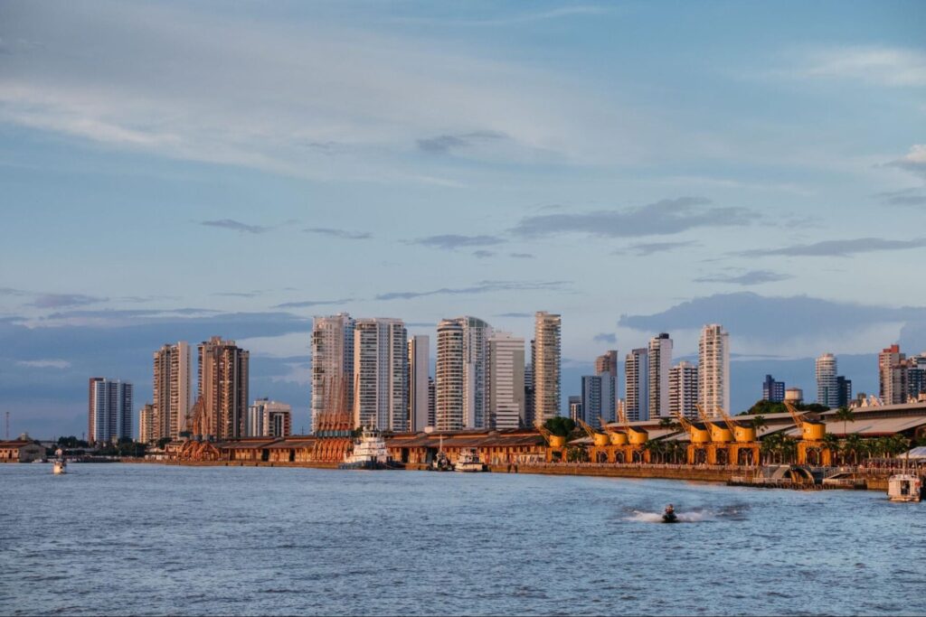 Belém do pará, que será a cidade-sede da cop30. A Jaguar Parade fará uma edição lá exaltando a importância de conservação das onças-pintadas e a arte amazônica. 