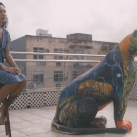 barbara savannah, do projeto habitat, posa com sua onça da jaguar parade belém 2025