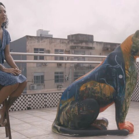 barbara savannah, do projeto habitat, posa com sua onça da jaguar parade belém 2025