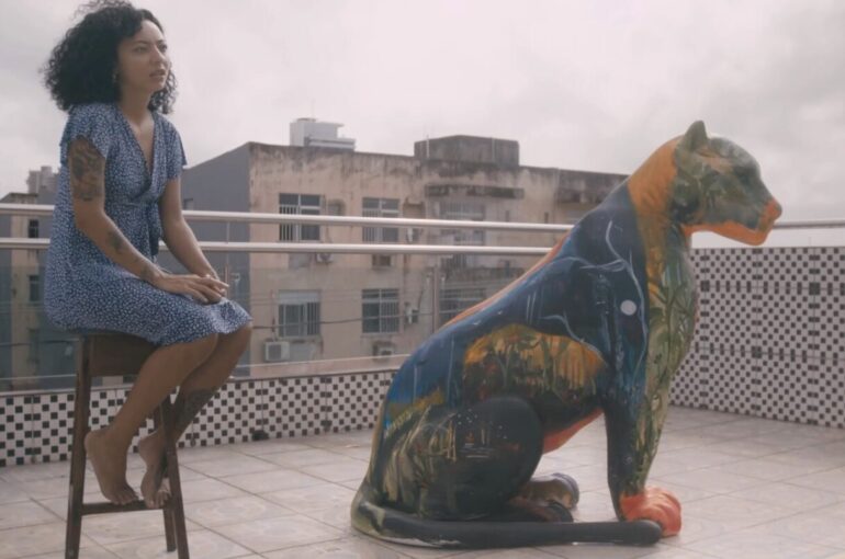 barbara savannah, do projeto habitat, posa com sua onça da jaguar parade belém 2025